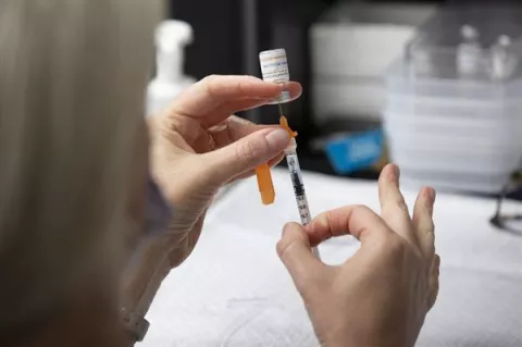 Pfizer admite que la efectividad de vacuna contra la covid-19 disminuye con el tiempo