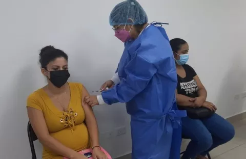 Disminuyen casos de covid-19 en la Región Metropolitana de Salud