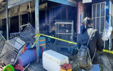 Investigan las causas del incendio que consumió un almacén en Veraguas