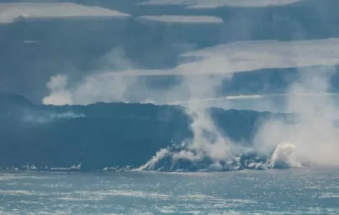 Lava crea una columna de gases y un gran delta al caer al mar en La Palma