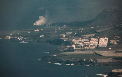 Lava del volcán de La Palma sigue ganando terreno incluyendo el mar