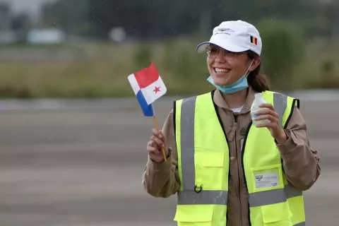 Zara Rutherford, la piloto de 19 años que busca un récord por vuelta al mundo, pasó la noche en Panamá
