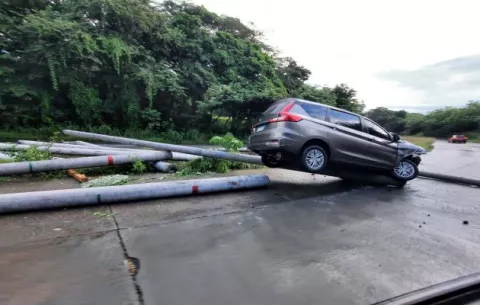 Accidente en Loma Campana por causa de postes esparcidos en la vía