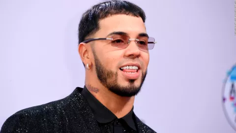 Anuel AA publicó el video del momento en que una seguidora intenta darle un beso