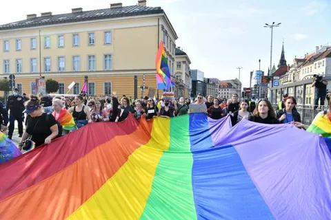 Las 'apps' de citas LGBT, un mundo donde la discriminación es más hiriente