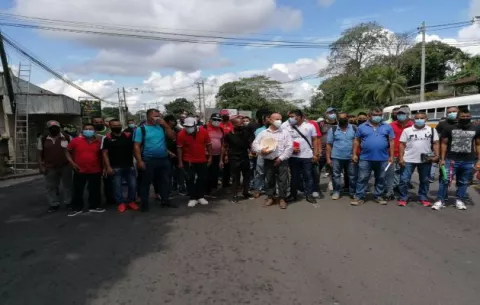 Desempleados de Arraiján protestan y exigen una plaza de trabajo en la construcción en la Línea 3 del Metro