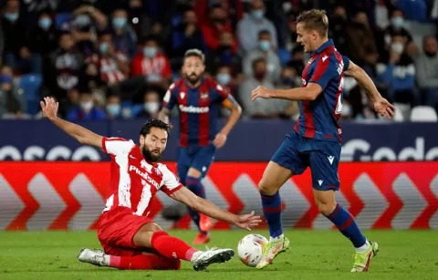 Atlético de Madrid se aleja del liderato tras empatar polémicamente con el Levante