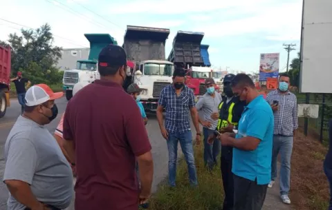 Camioneros azuerences salen a protestar y exigen ser incluidos en los proyectos gubernamentales