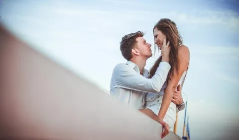 Parejas: ¿Qué ocurre cuando dan un beso? 