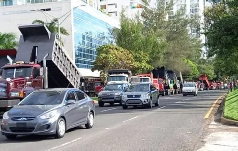 Camioneros reabren la avenida Balboa y Cinta Costera e inician diálogo con el Gobierno