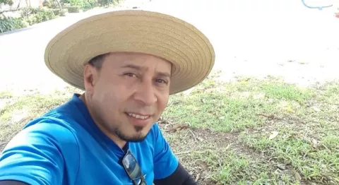'Cheché, locutor de la escena típica, necesita apoyo para realizarse un examen urgente