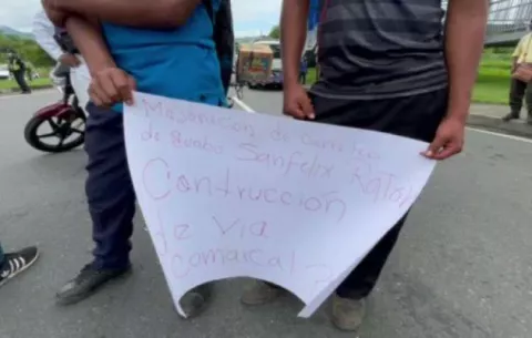 Indígenas vuelven a cerrar la vía Panamericana para exigir la construcción de carreteras