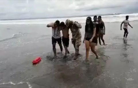 Una fuerte ola arrastra a un joven en Alanje y unidades del Senan lo rescatan