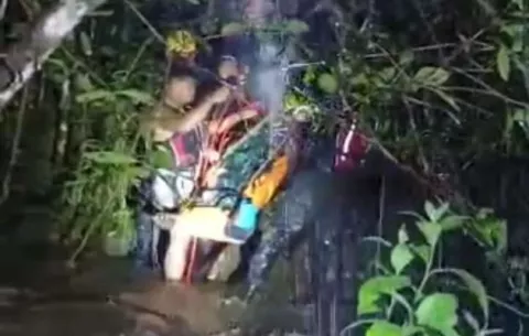 Bomberos rescatan dos personas en “El Choclón” en el distrito de Dolega