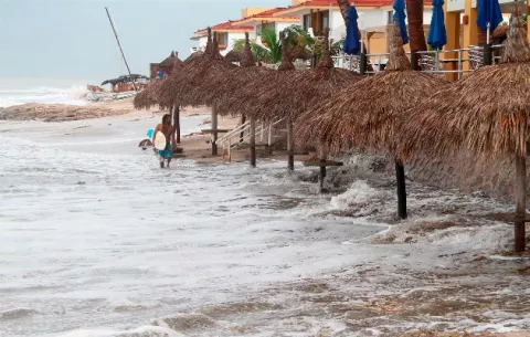 Pamela se degrada a tormenta tropical tras tocar tierra en México