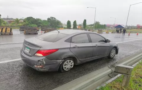 Un detenido y tres autos incautados para investigación por una balacera en la autopista Panamá-Colón