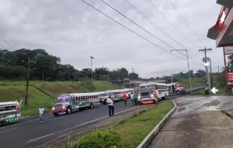 Cierran vías en Colón mientras transportistas se organizan para ir en caravana hacia la capital de la provincia