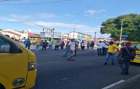Conductores de buses colegiales de Colón exigen el pago adeudado por los servicios de movilización 