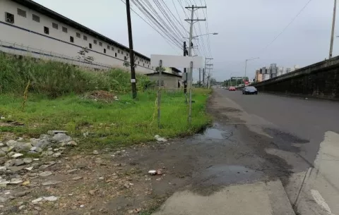 La construcción de comercios ilegales en Colón se llevan a cabo los fines de semana