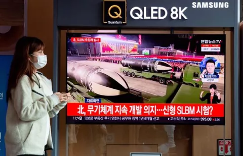 Corea del Norte sigue mostrando músculo disparando un misil balístico para submarino