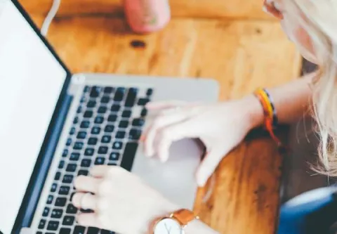 Lanzan plataforma web para que estudiantes puedan practicar en empresas