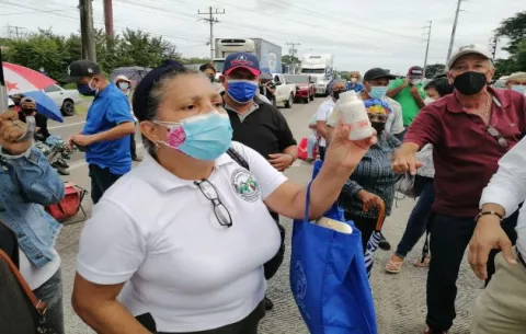 Familiares y pacientes afectados por dietilenglicol protestan en Divisa; piden certificación