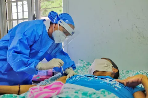 Aplican tercera dosis de vacuna contra la covid-19 a pacientes encamados en San Carlos
