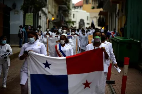  Enfermeras protestan para exigir cumplimiento de acuerdos salariales y mejores condiciones laborales