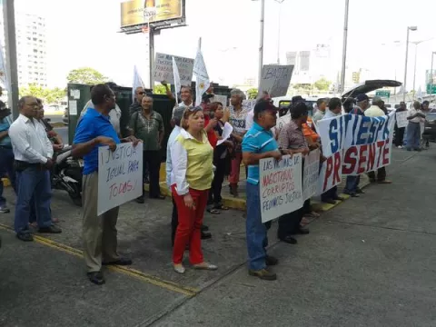 Piquetean extrabajadores del IRHE en la Asamblea Nacional exigiendo pagos adeudados 