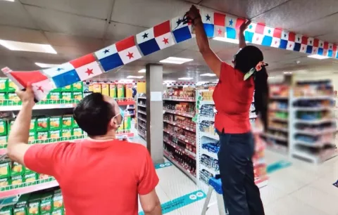 Algunos comercios en Santiago de Veraguas colocan ya adornos alusivos a fiestas patrias 