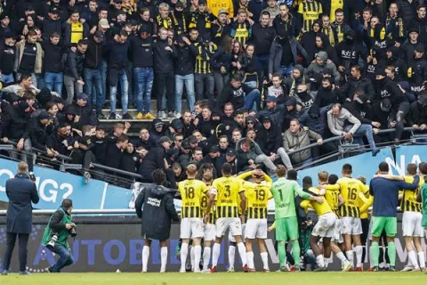 Se derrumban gradas de estadio neerlandés durante festejo de gol