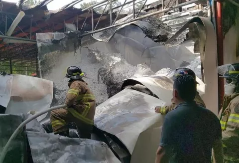 Incendio deja daños materiales en empresa en la comunidad de Giral de Colón