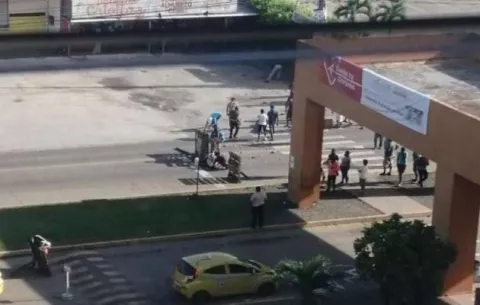 Invasores de 'Tierra Prometida' cierran vía y vandalizan sala de espera del hospital Nicolás Solano
