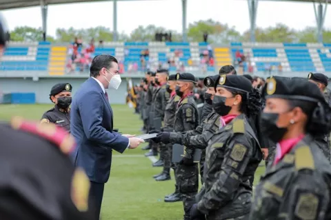 Vicepresidente José Gabriel Carrizo juramenta a 82 nuevos agentes del SPI