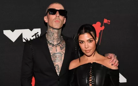 Travis Barker modifica el tatuaje de su exnovia y se hace uno inspirado en Kourtney Kardashian