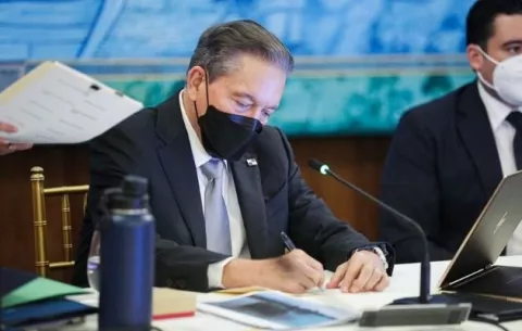 Laurentino Cortizo aprobará la aplicación de tercera dosis contra la covid-19 para mayores de 55 años