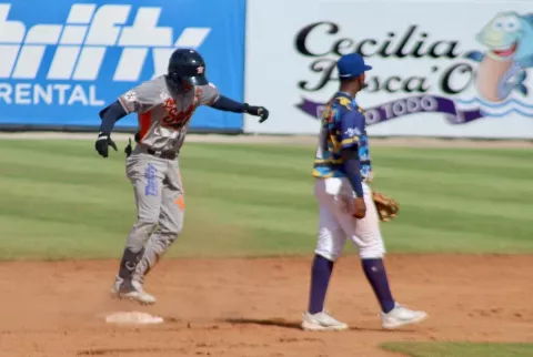 Carlos 'Trompo' Muñoz, con primer triunfo en el banquillo de Los Santos