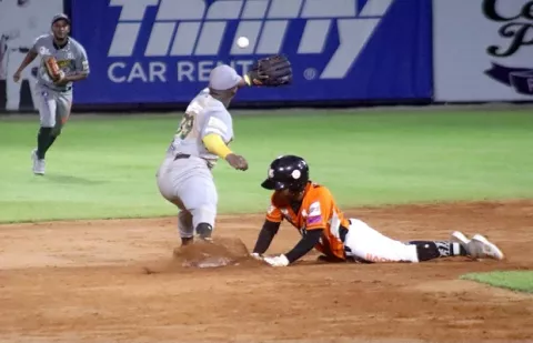 Los Santos clasifica a semifinales del béisbol mayor
