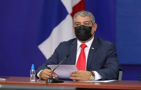Ministro Luis Sucre pide a detractores de la vacuna de covid-19 no desinformar