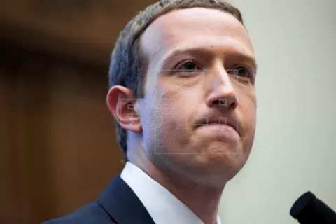 Mark Zuckerberg pierde 5,900 millones de dólares tras la caída de Facebook