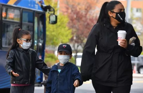 Florida anuncia más sanciones por obligar a usar mascarillas en escuelas