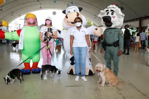 Aplican más de 400 vacunas contra la rabia en la primera Feria para Mascotas en el Parque Omar