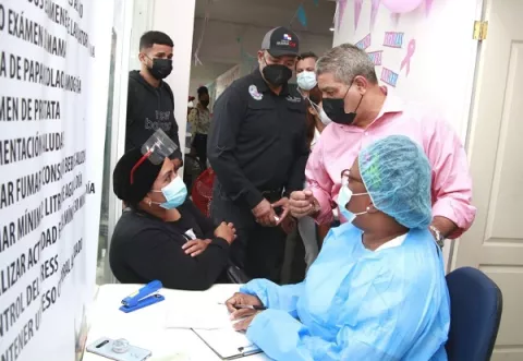 Aplican dosis de refuerzo contra la covid-19 a personal de salud en Las Mañanitas