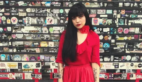 Mon Laferte explora su embarazo a través de la música con 'Algo es mejor'