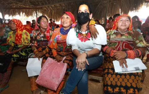Mujeres indígenas le declaran la guerra al hambre y la pobreza con programas avícolas