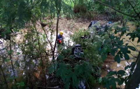 Conductor pierde la vida en Natá al caer su auto a una quebrada