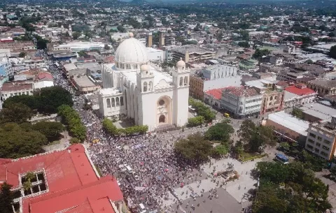 Miles de salvadoreños marchan contra Nayib Bukele próximo a su medio mandato