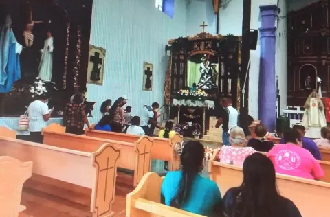 Devotos piden al Cristo Negro de Portobelo que se acabe la pandemia de la covid-19   