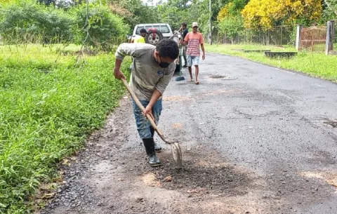 Juntas comunales reparan calles en corregimientos de Panamá Oeste