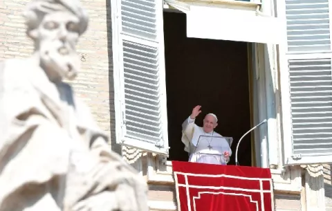 Papa Francisco pide solución duradera para flujos migratorios en el Mediterráneo